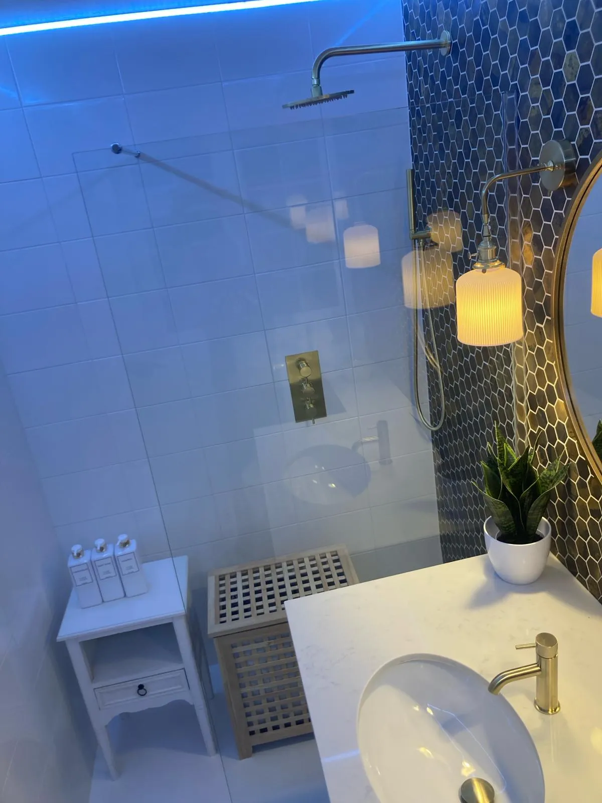 A bathroom with a sink and a mirror.